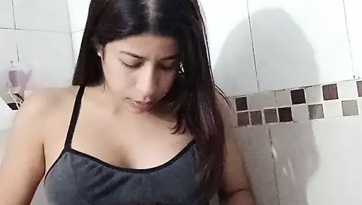 Selene ailesi evdeyken banyoda mastürbasyon yapıyor