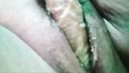 Seksi Filipinli orta yaşlı seksi kadın seksten önce biraz döl yapıyor