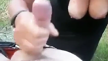 Ta femme branleuse d'inconnus dans la foret