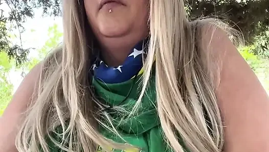 Brezilyalı iri güzel kadın orta yaşlı seksi kadın tanrıça doğada sigara içme ayini