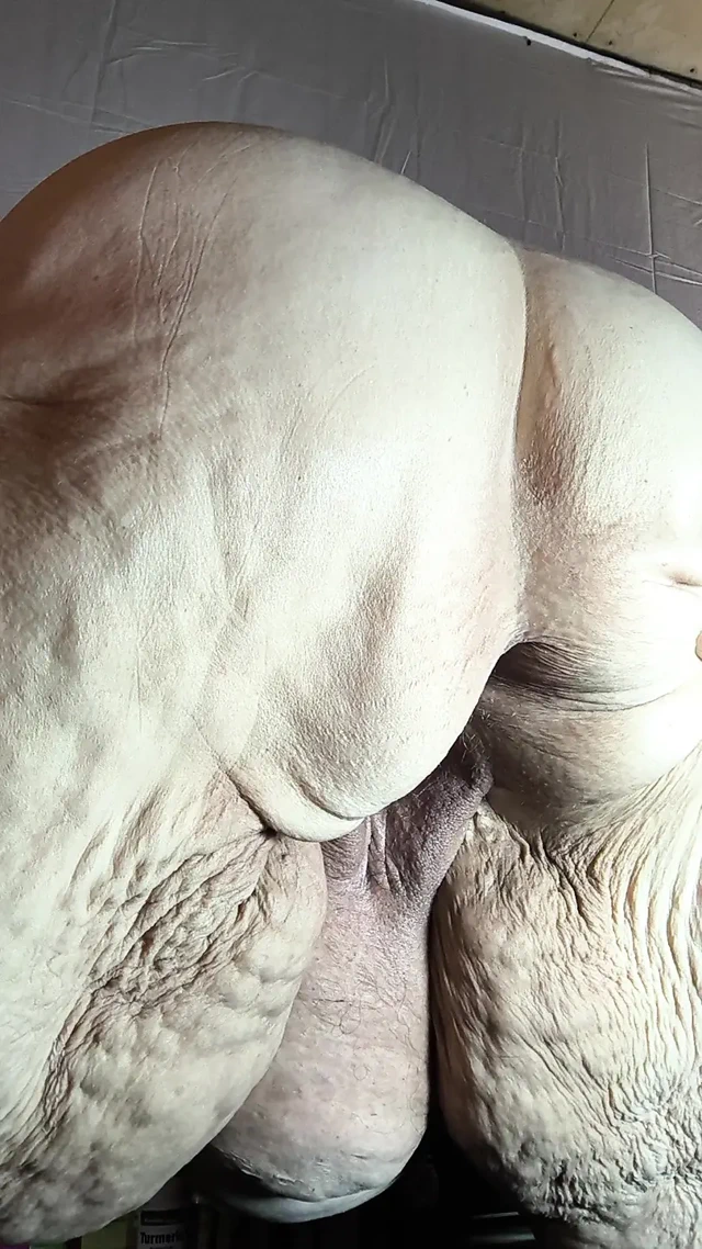 Bu edepsiz kaltak onu domaltarak işemek zorunda kaldı ve acımasız canavar yarağına fışkırtıyor