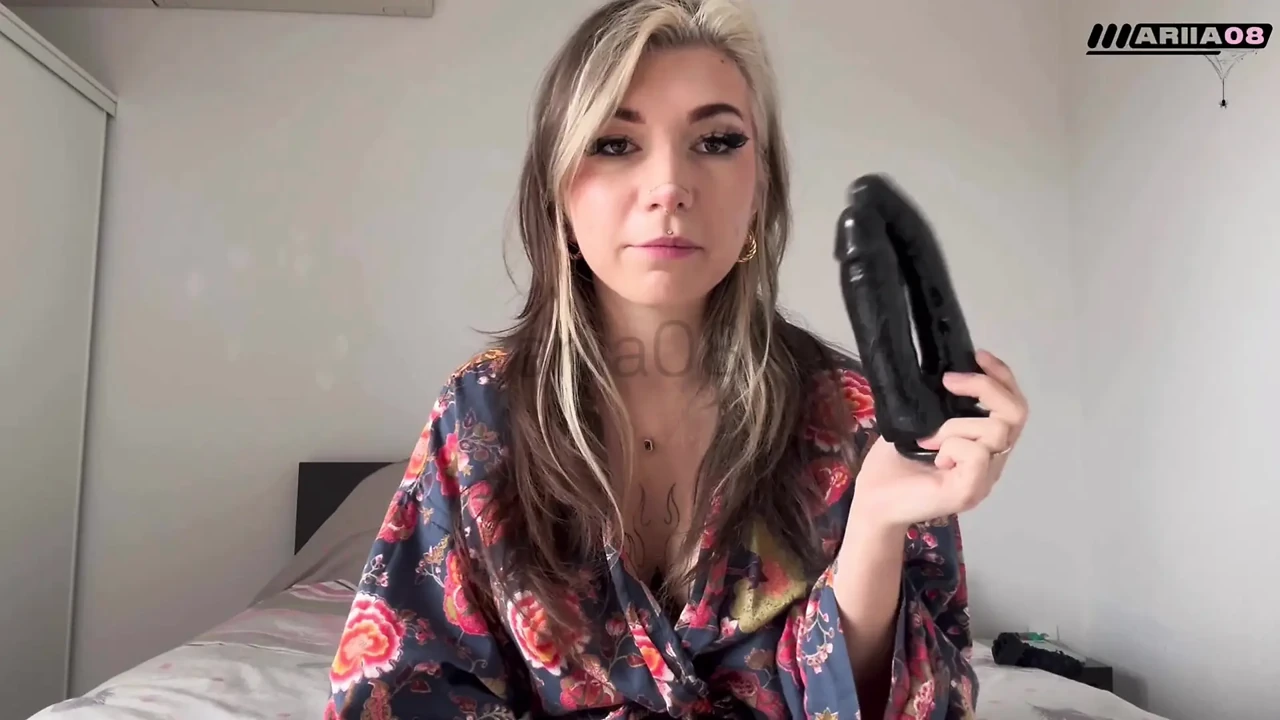 Goth francez mică testează un fund și o pizdă cu dublu dildo