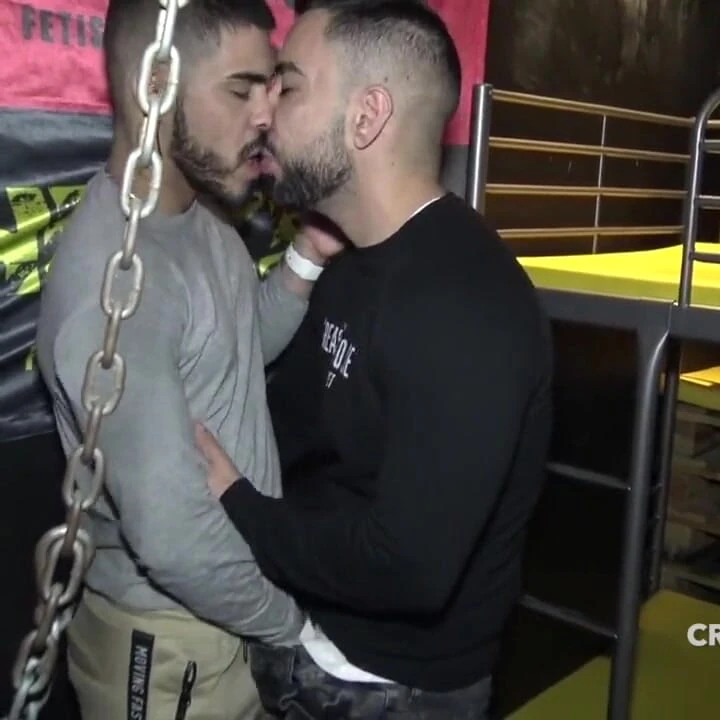 Valentino Sisto noel santoro tarafından prezervatifsiz sikiliyor