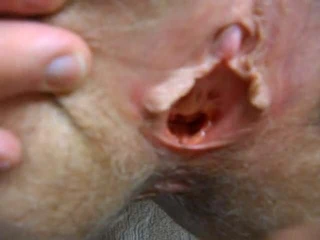 Karısının tüylü kedi boşalmak için yayılıyor