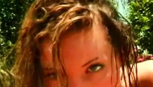 Mükemmel büyük memeli orta yaşlı seksi kadın havuz başında sikiliyor