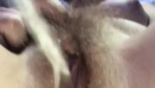 Annem yine yatağa işedi, ağzınla beni temizlemeni istiyorum