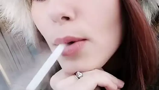 Kürk şapka ile sigara içmek