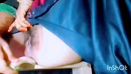 Baldız çok çabaladı ama penisi bulamadı. O zaman neden amının şehvetini turpla dindiriyorsun? Güzel ateşli amcık.