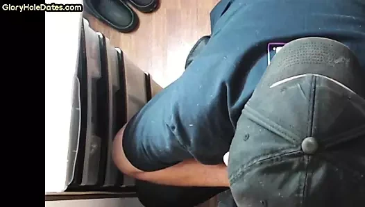 Gaydaddy ağzına boşalana kadar evde duvar deliği yarağını emiyor