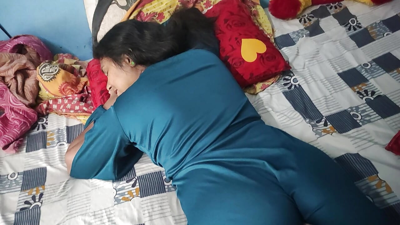 Ateşli seksi modern evli kadın erkek arkadaşı tarafından yatakta sikiliyor
