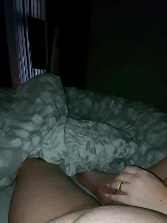 Üvey anne porno izliyor ve üvey oğlunun yarağına mastürbasyon yapıyor
