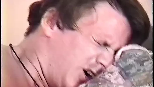 Güzel genç kız yatakta sevgilisi tarafından amını ve götünü pompalatıyor