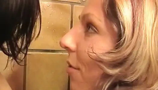 Almanya'dan lezbiyen kızlar duşta birbirlerini yalıyor