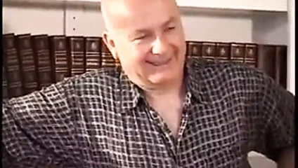 Koca, karısının başka bir adamın sikini emmesini izliyor