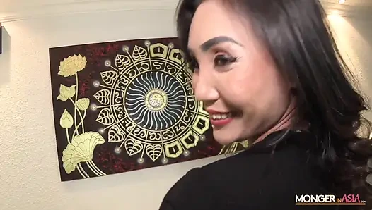 Dövmeli Taylandlı orta yaşlı seksi kadın yabancı yarakla hamile bırakılıyor