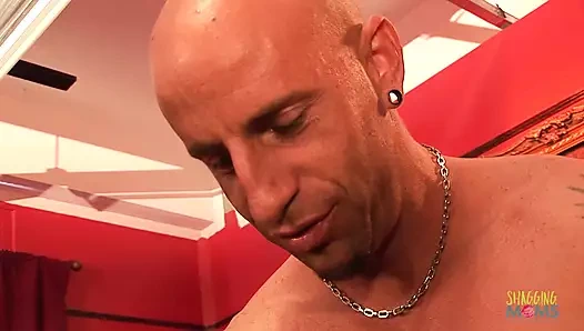 Büyük memeli esmer sürtük ve arkadaşıyla sert seks