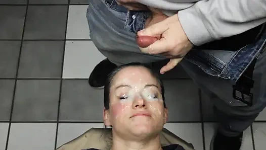 Gözlerinde kirli dees-su birikintileri