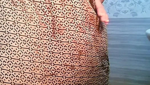 Ateşli orta yaşlı seksi kadın büyük göt ve büyük memeli Arap üvey anne banyoda duşta seks yapıyor