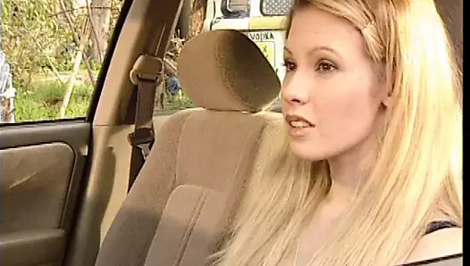 Randy kız açık havada yarak emiyor ve sikiliyor ve boşalıyor