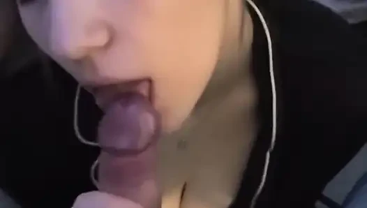 Genç orospu büyük olgun bir penis emiyor