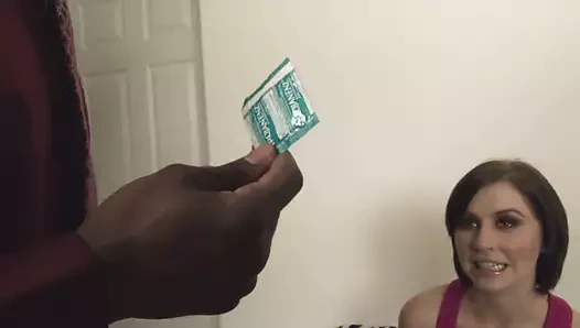 Şehirli genç kız zenci sikinin tadını çıkarıyor