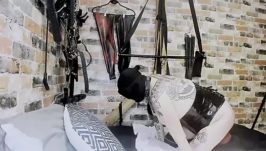 Evli sürtük esnetiliyor ve yüzünden sikiliyor