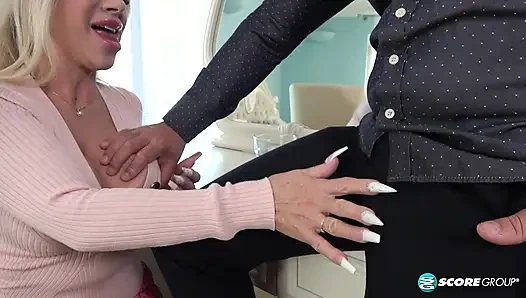 Amy Love ev parasını Liz Starr'a ödüyor