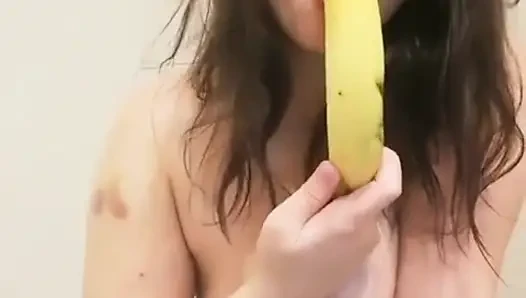 Muz emiyor ve mastürbasyon yapıyor