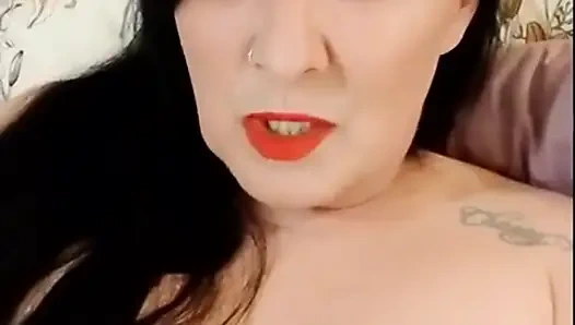 Büyük yakın çekim üstsüz küçük konuşmayı esniyor