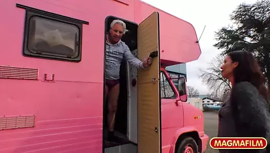 Dövmeli bebek alır ağız becerdin içinde the minibüs