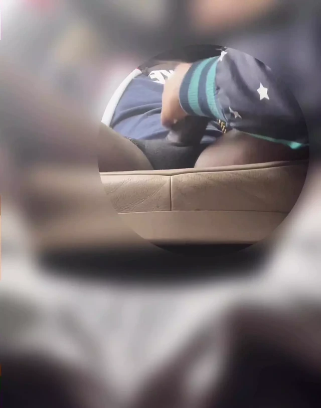 Sikimi emerken erkek arkadaşı için telefona cevap verdi.