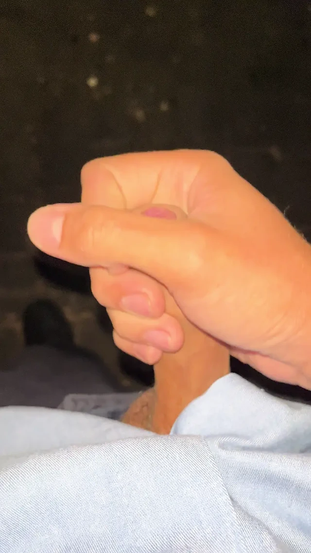 Twink oğlan Mastürbasyon çük içinde kamu