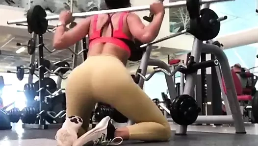 Eiza gonzales ağırlık kaldırma 02