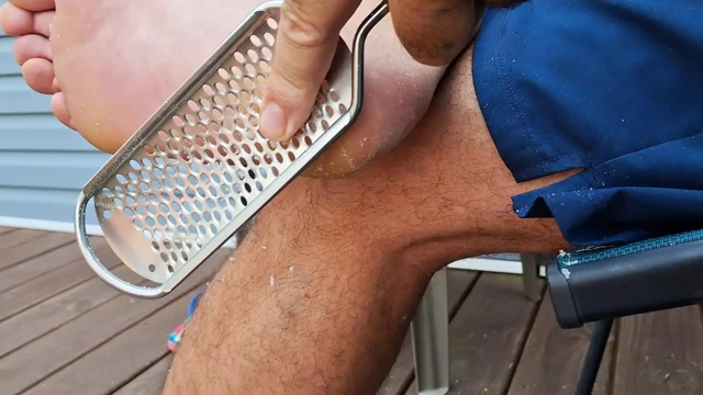 Sert erkek ayaklarıma pedikür veriyorum ve beyaz boyalı ayak parmaklarımı gösteriyorum