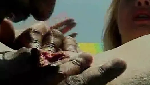 Solgun sarışın sürtük açık havada büyük bir büyük zenci yarağı tarafından götten sikiliyor