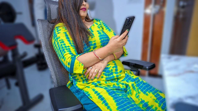 18+ ateşli Hintli üvey kız kardeş ilk kez sandalyede genç üvey erkek kardeşiyle sert sikiliyor, kıllı amına ateşli boşalma.