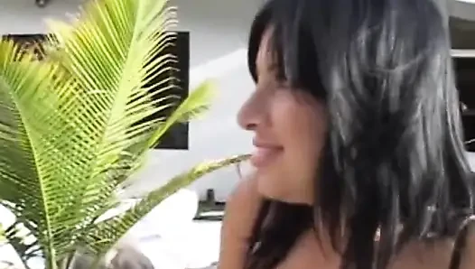 Sativa Rose doğal göğüsleriyle yatak odasında sikişiyor