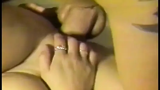 Kız karnına boşalıyor ve Oral seksten sonra amını iki yarakla dolduruyor