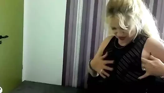 Olgun sarışın kocası tarafından sikilmek istiyor