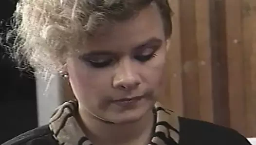 Ofis sekreteri lezbiyen patronu tarafından parmaklanıyor