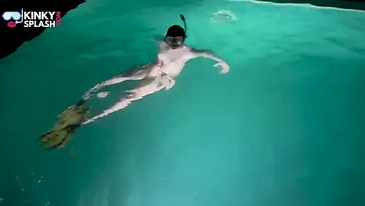 Çıplak şnorkelli gece sürtüğü sualtı oyunu