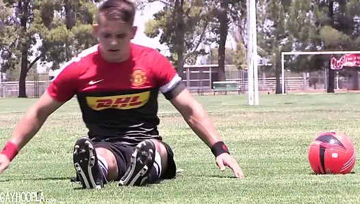 Yeni futbol sporcusu Frank York sikini patlatıyor