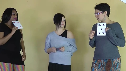 Heyecanlı bir Striptiz Yüksek Kart oyununda kıyafetler çıkıyor