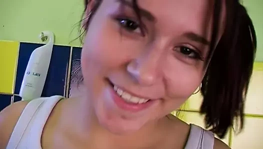 Sıcak döl yemeyi gösteren ateşli genç kız