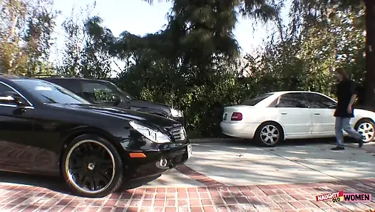 Olgun götü nitelikli bir saksodan sonra siyah bir adam tarafından sikiliyor