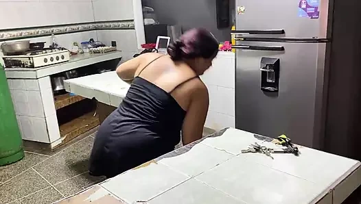 O kız bahçıvanın kocasına sadakatsiz olmasıyla sikişiyor, çünkü o yaşlı