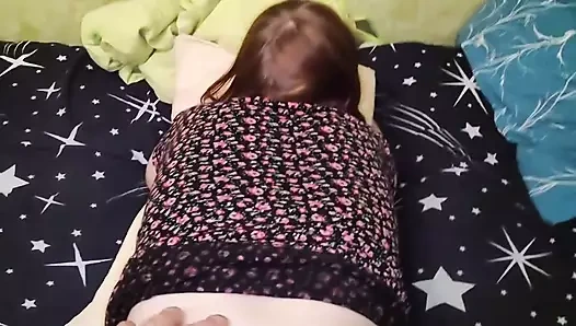 Dört ayak üzerinde sikiliyor ve amına boşalıyor