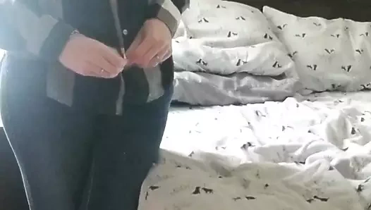 Azgın orta yaşlı seksi kadın soyunuyor ve ıslak amcıkla oynuyor