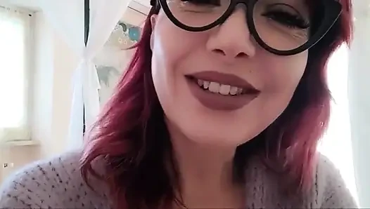 Üvey annemin göğüslerini büyütmesine gerek yok, ama istiyor!