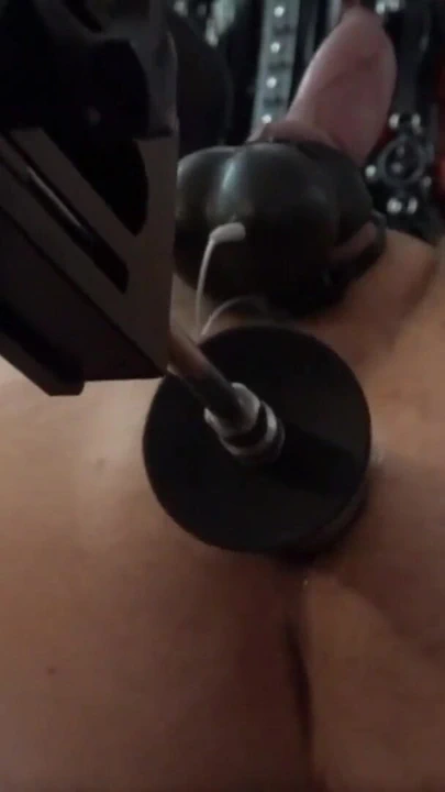 Erkek köle Lady Diva Cane zindanında şaplaklanmış göte ve şok taşaklara katlıyor | Klip 1